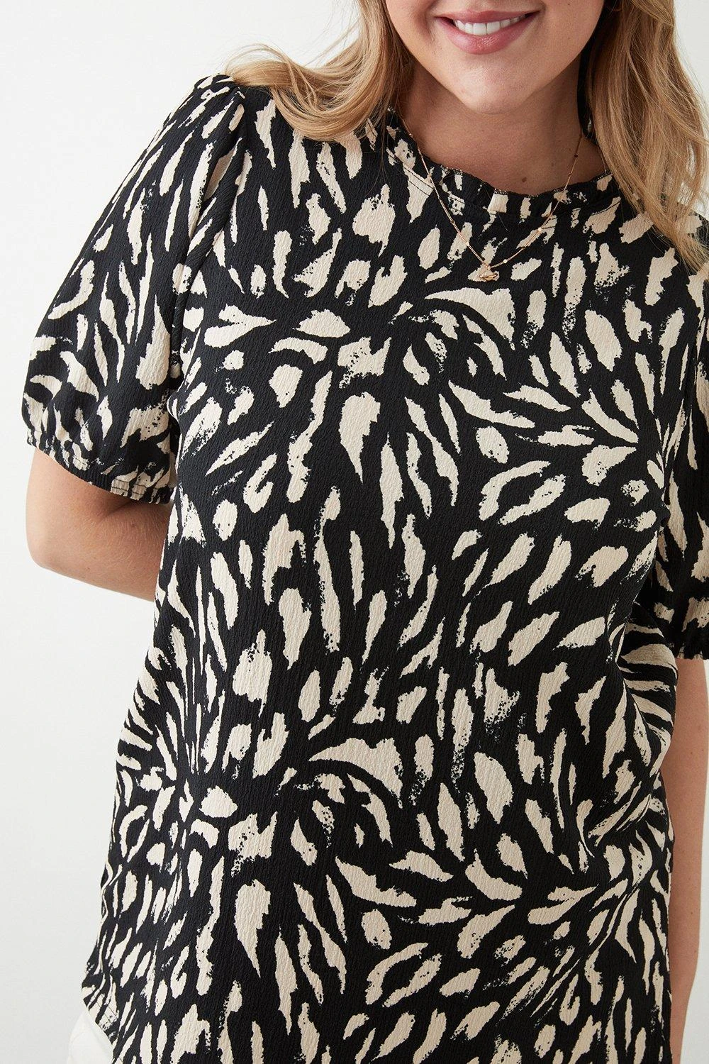 Dorothy Perkins Curve Animal Ruffle Short Sleeve Blouse 6 Dorothy Perkins Curve Animal Ruffle Short Sleeve Blouse - Image 4